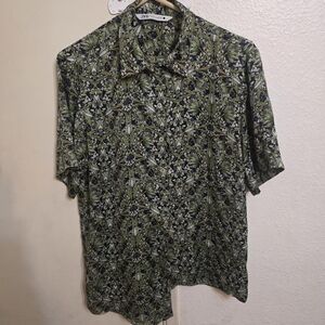 Zara Woman Green Floral Short-Sleeve Button-Up Shirt Asimetric